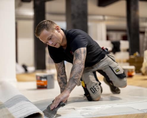 gulvlægger klargør gulv