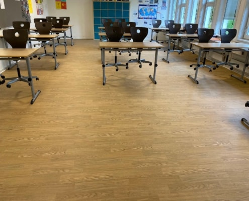 gulventreprenør lagt nyt gulv i klasselokale